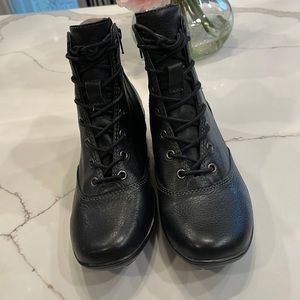 Softspots Black Lace Up Boots. 5.5” side zipper. 2” Heel, size 7N